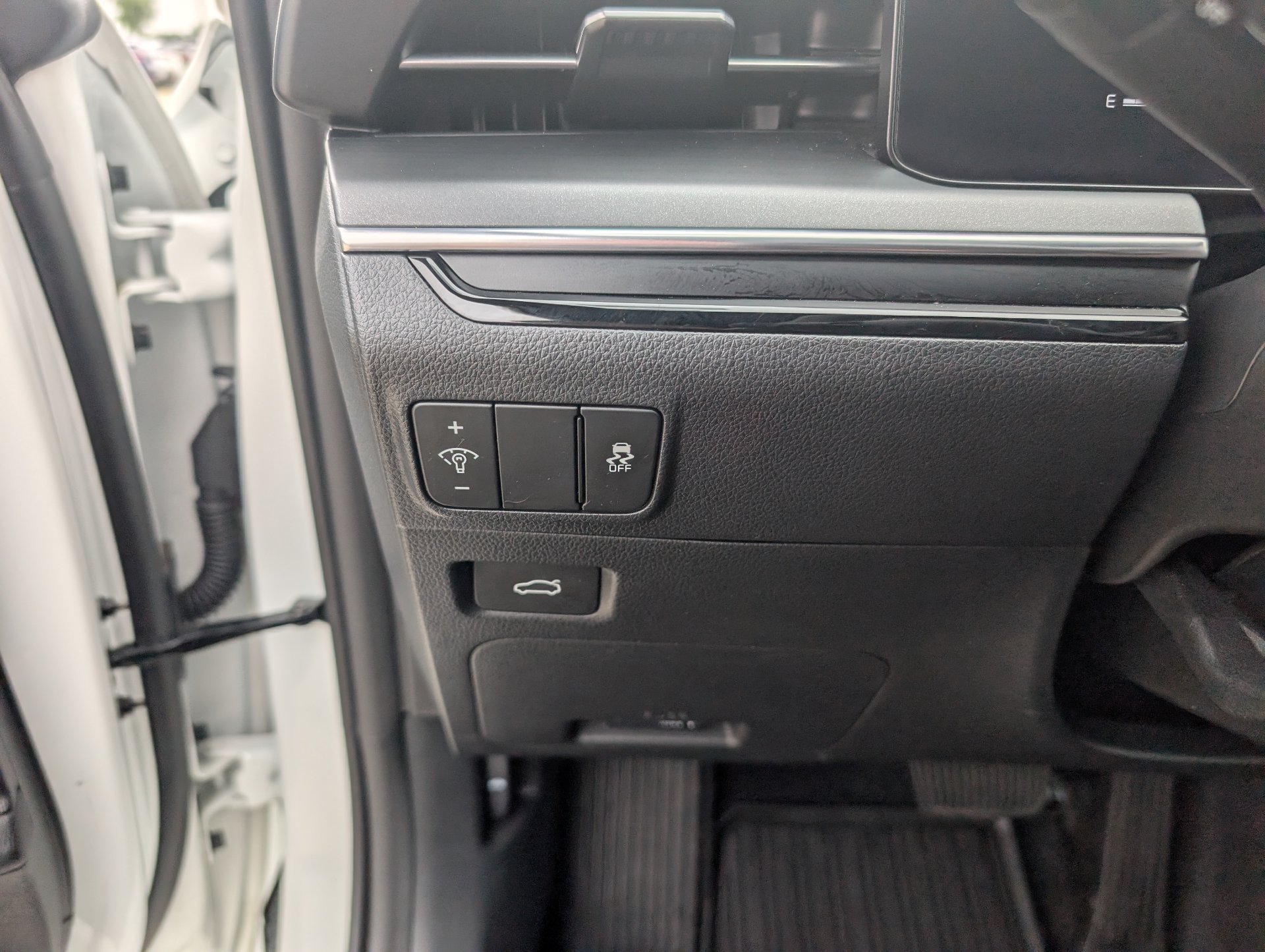 Used 2025 White Kia GT-Line image 11