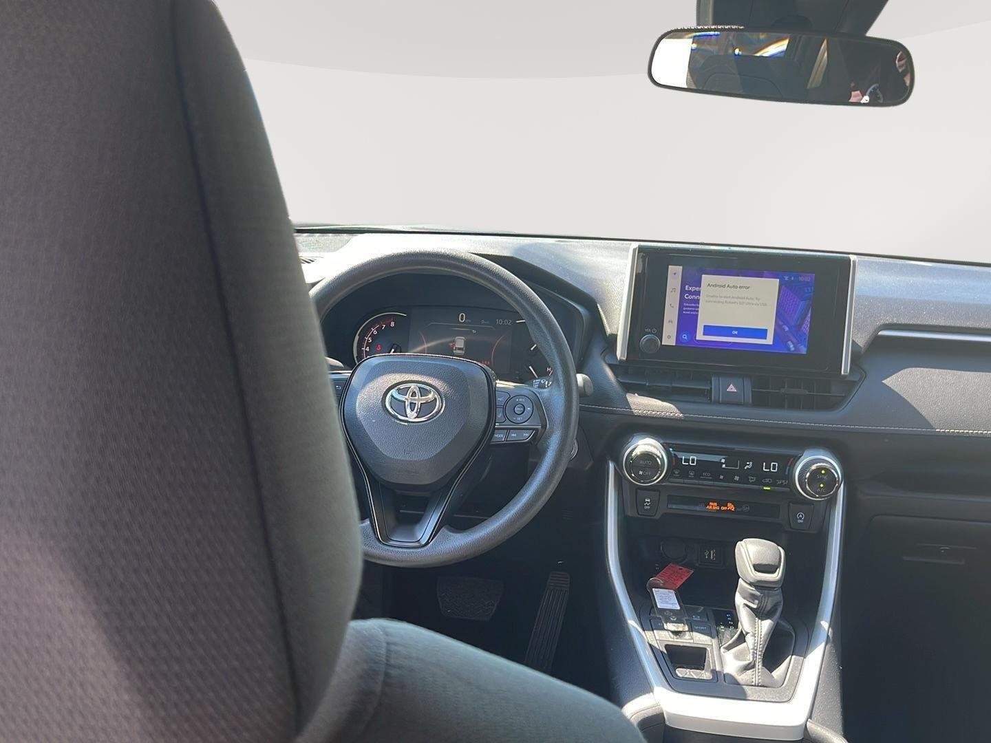 2025 Toyota RAV4 XLE - Photo 15