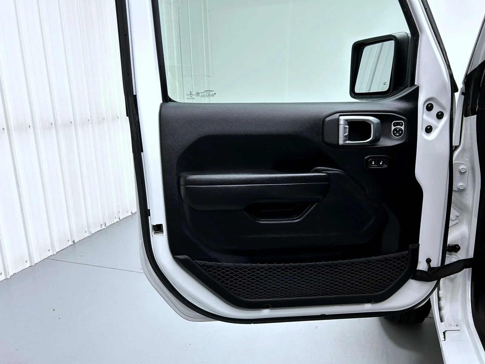 Used 2022 White Jeep Sport S image 9