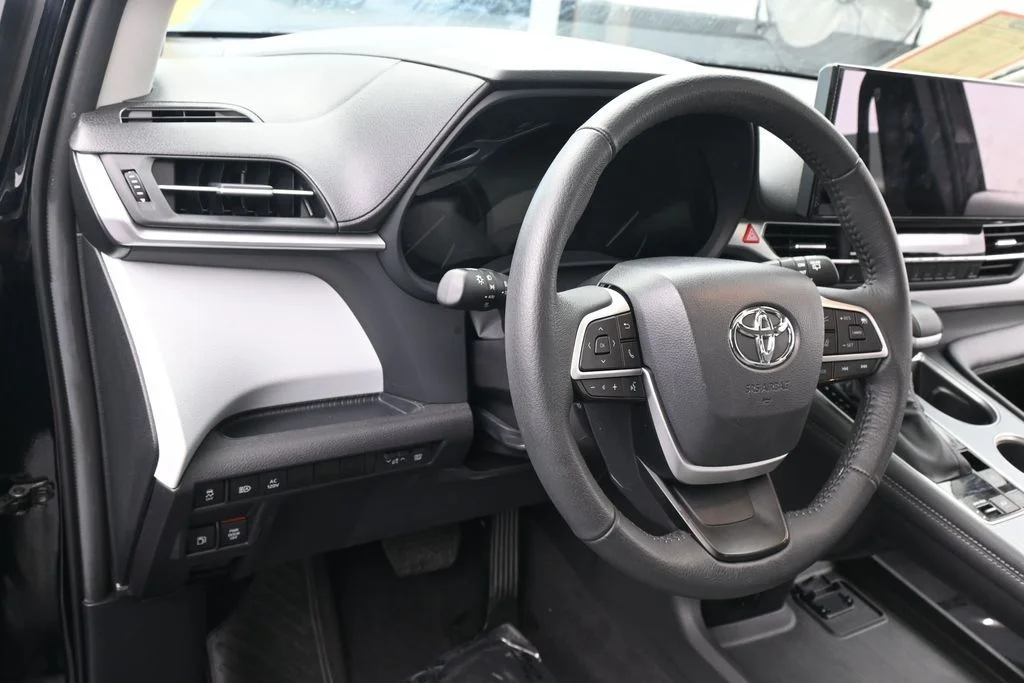 Used 2025 Midnight Black Metallic Toyota XLE image 15