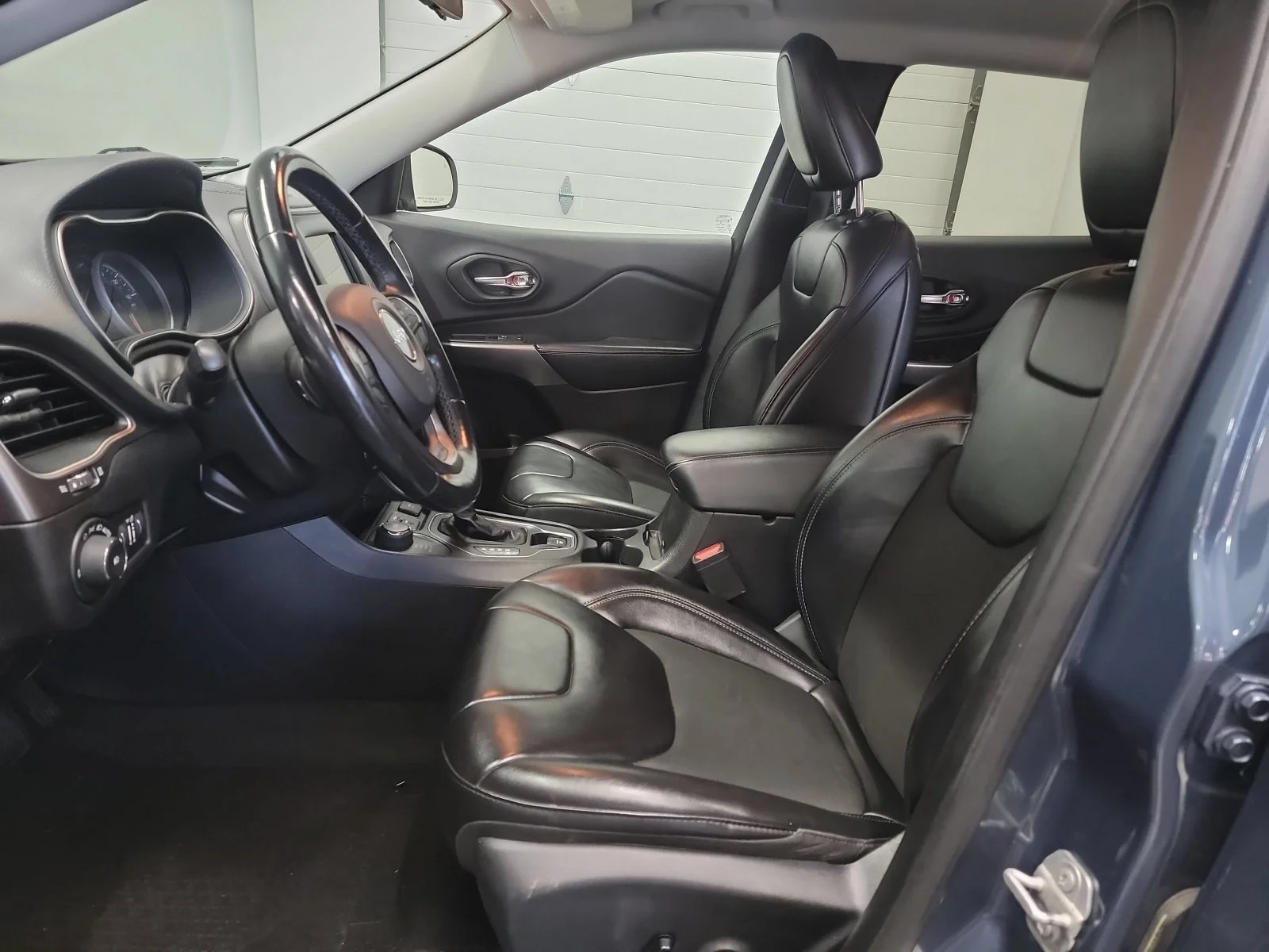 Used 2020 Slate Blue Pearlcoat Jeep Latitude Plus image 11