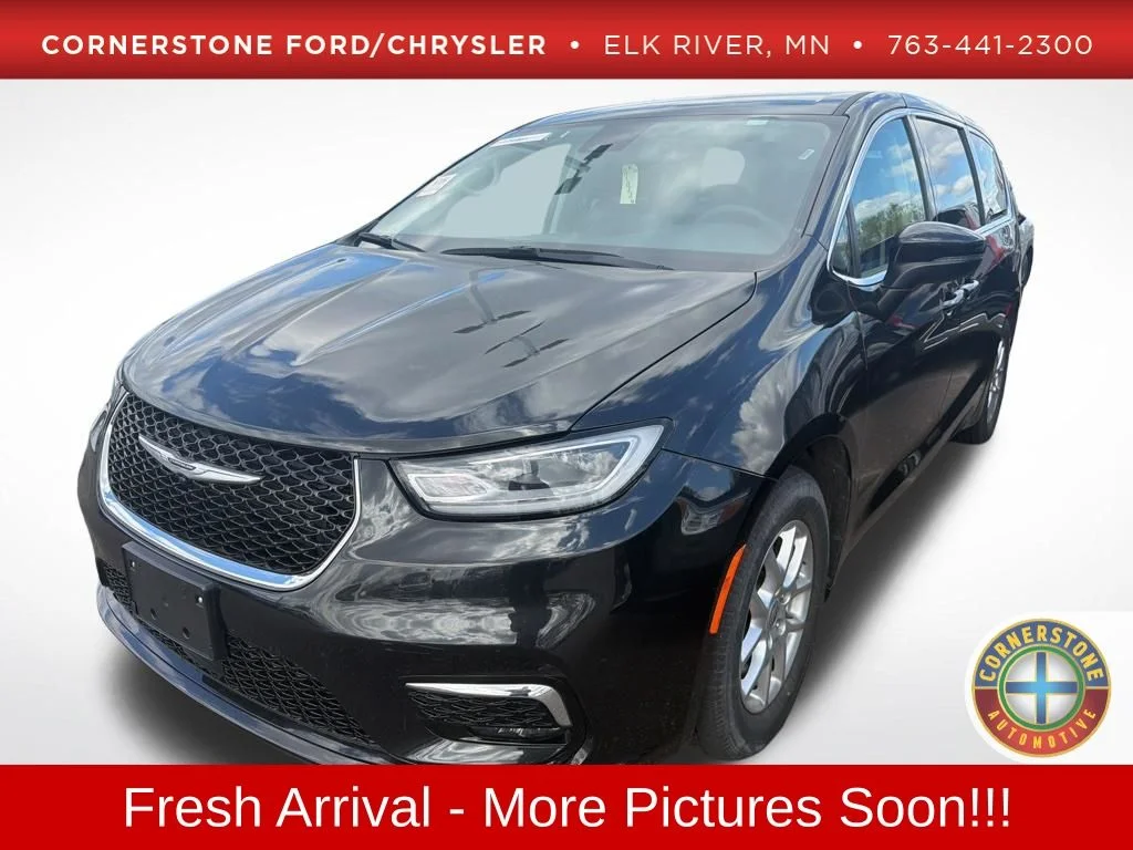 2023 Chrysler Pacifica Touring L's photo