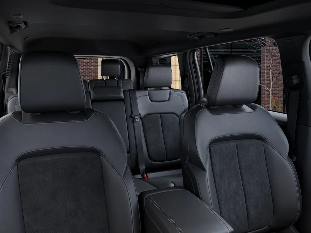 New 2026 Diamond Black Crystal Pearl-Coat Exterior Paint Jeep Altitude image 26