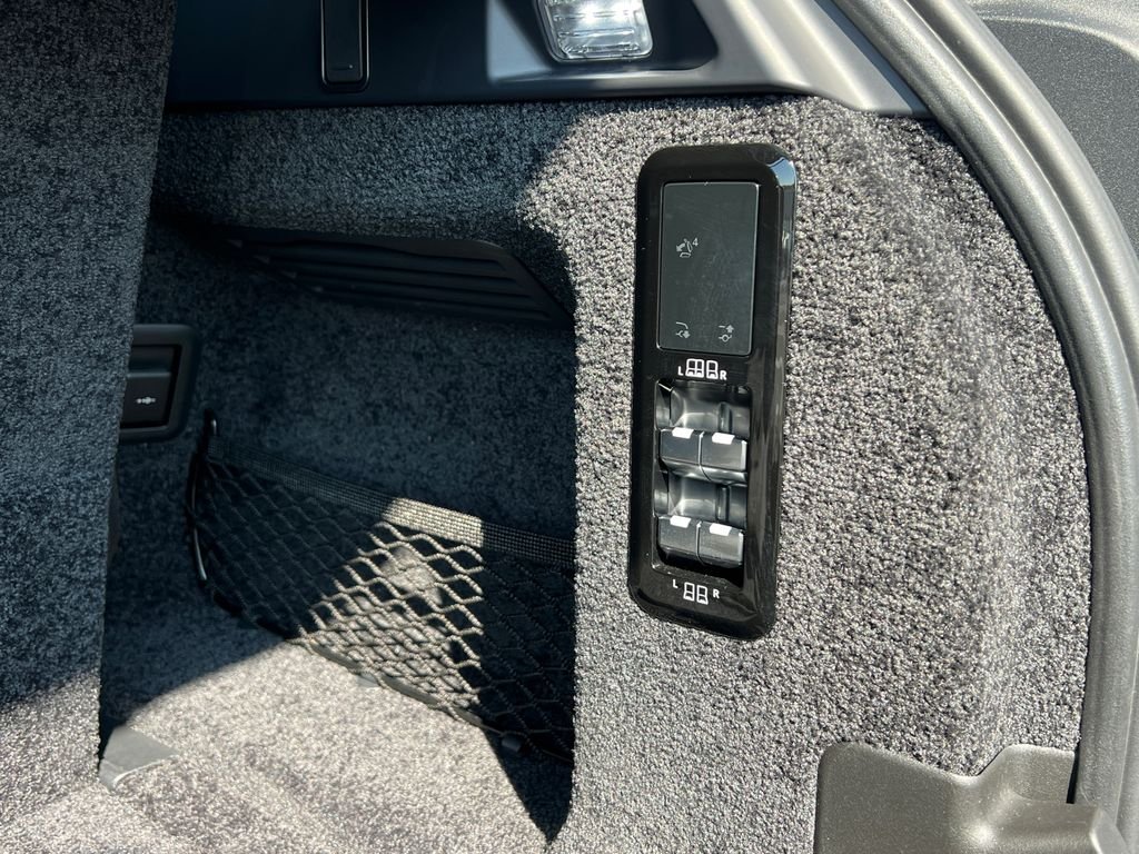 Used 2025 Gold Land Rover SE image 9