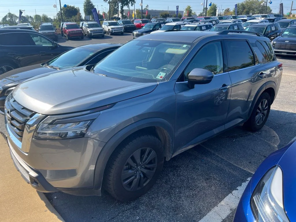 Used 2022 Gray Nissan SV image 2