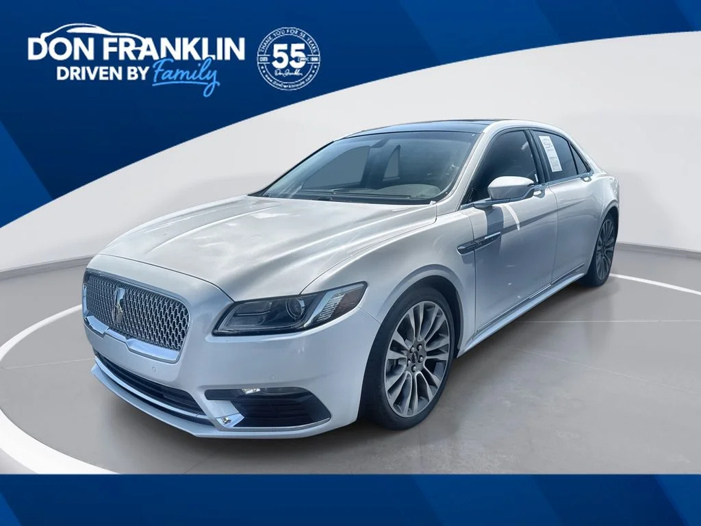 Used 2017 White Lincoln Select image 1