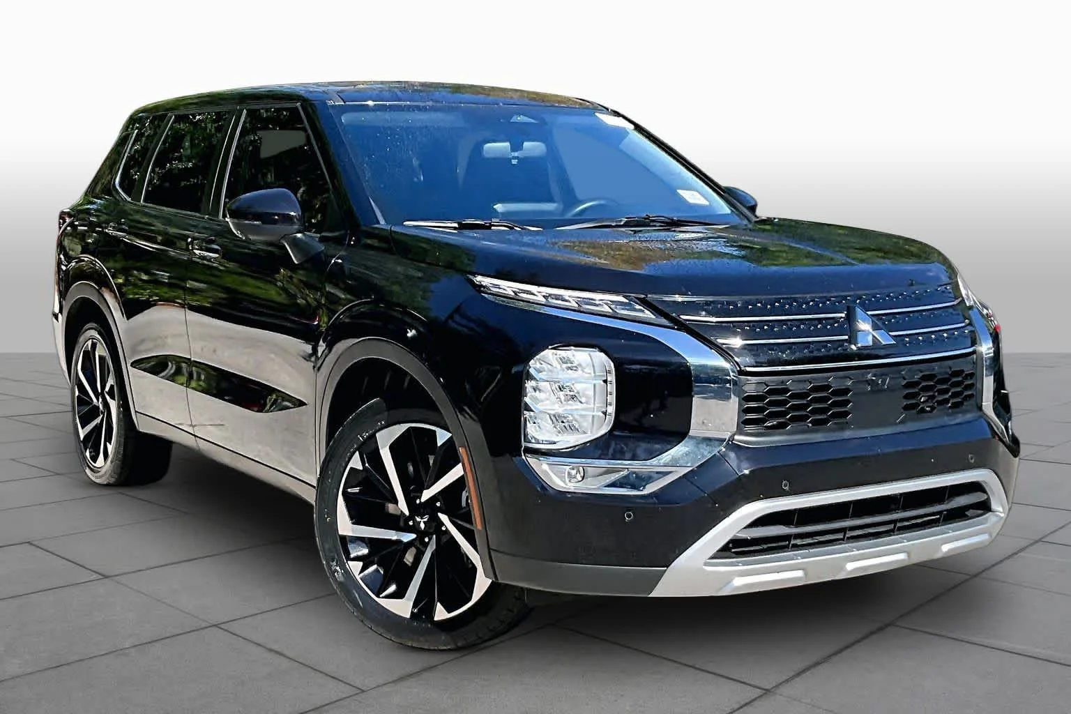 Used 2024 Labrador Black Pearl Mitsubishi SE image 4