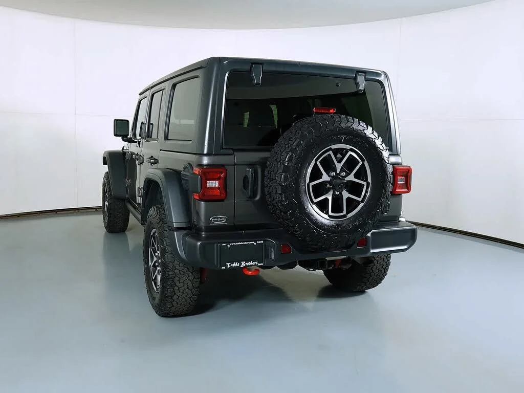 Certified Used 2025 Granite Crystal Clearcoat Metallic Jeep Rubicon image 6