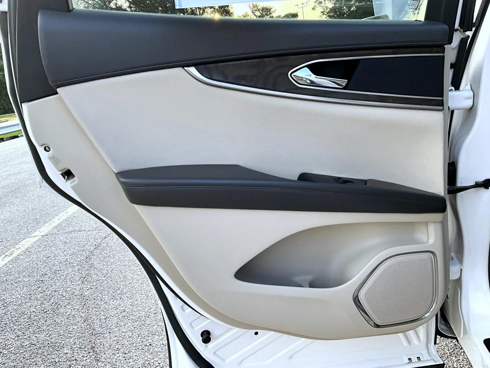 Used 2017 White Lincoln Reserve image 23