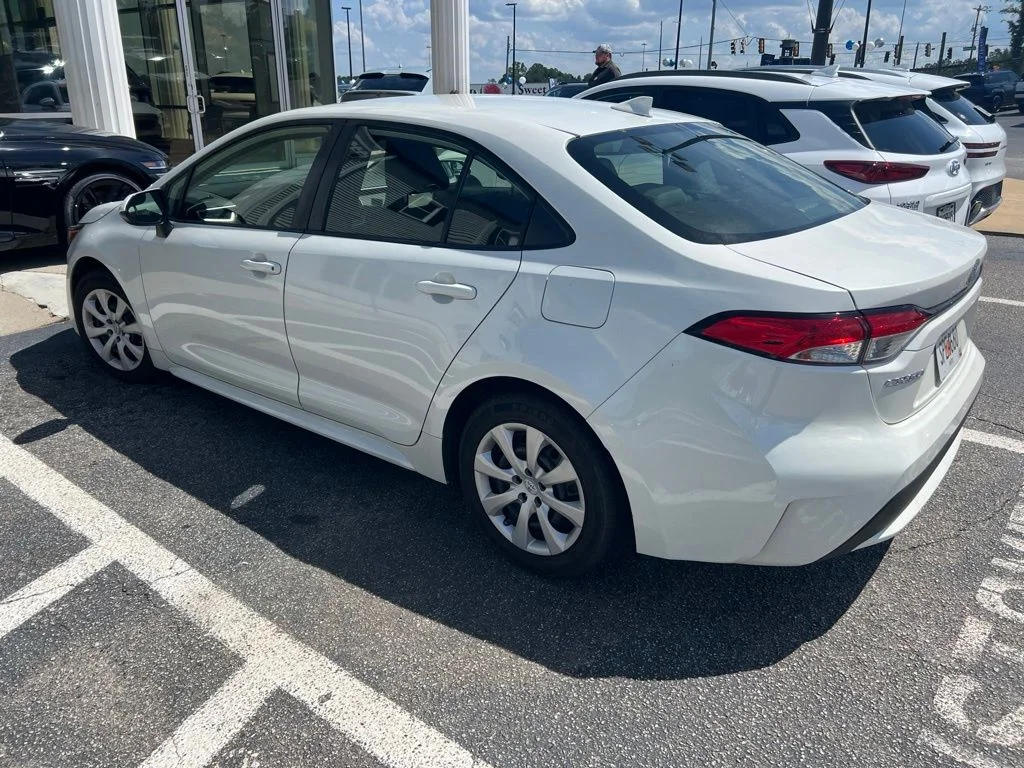 Used 2020 White Toyota LE image 3
