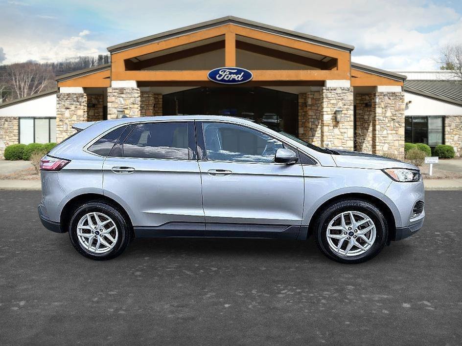 Used 2022 Silver Metallic Ford SEL image 4