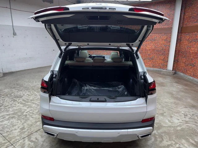 Used 2026 White BMW xDrive40i image 26