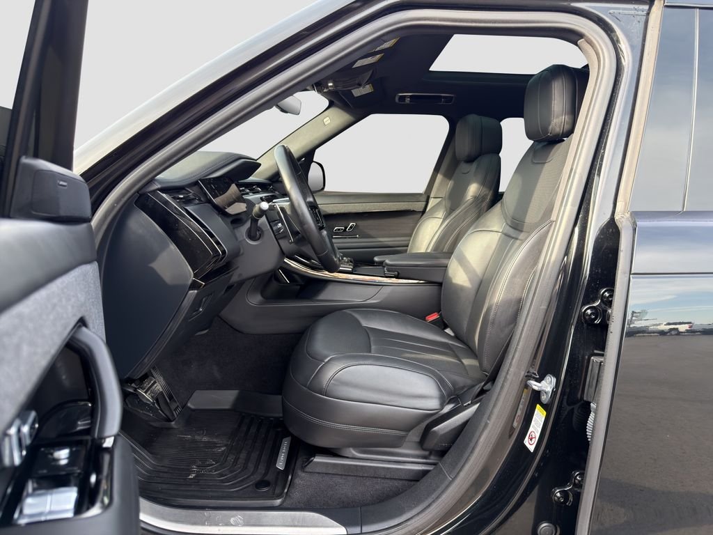 Used 2023 Black Land Rover SE Dynamic image 25
