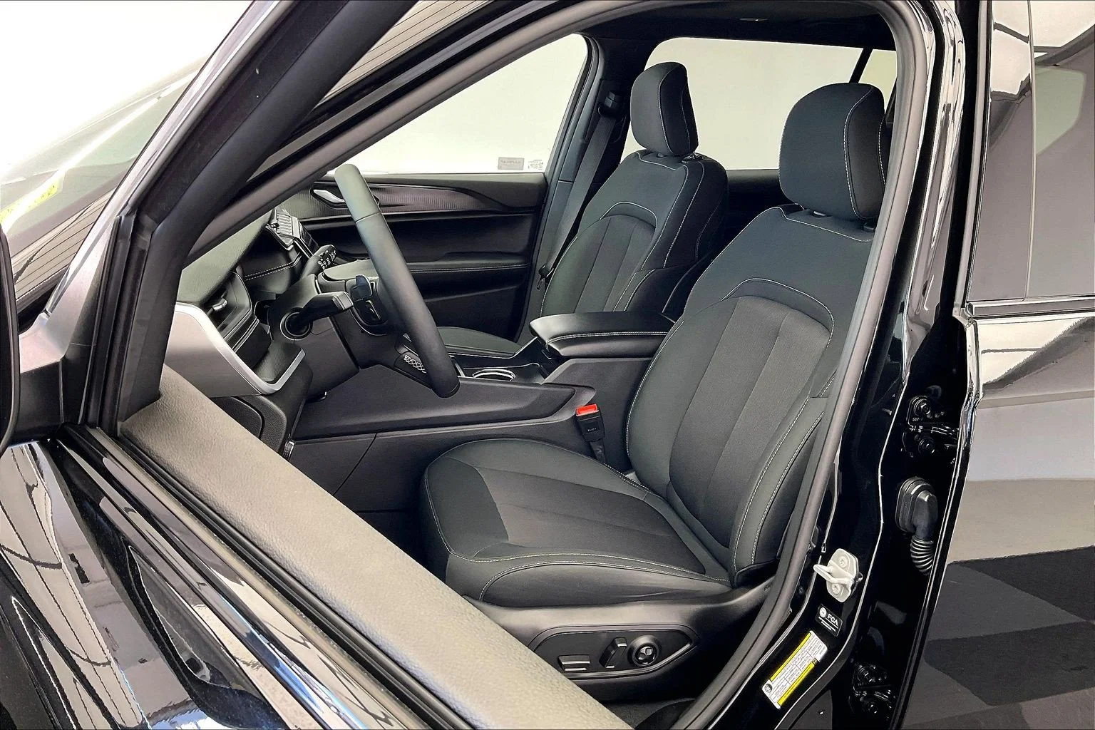 Used 2025 Diamond Black Crystal Pearlcoat Jeep Laredo image 17