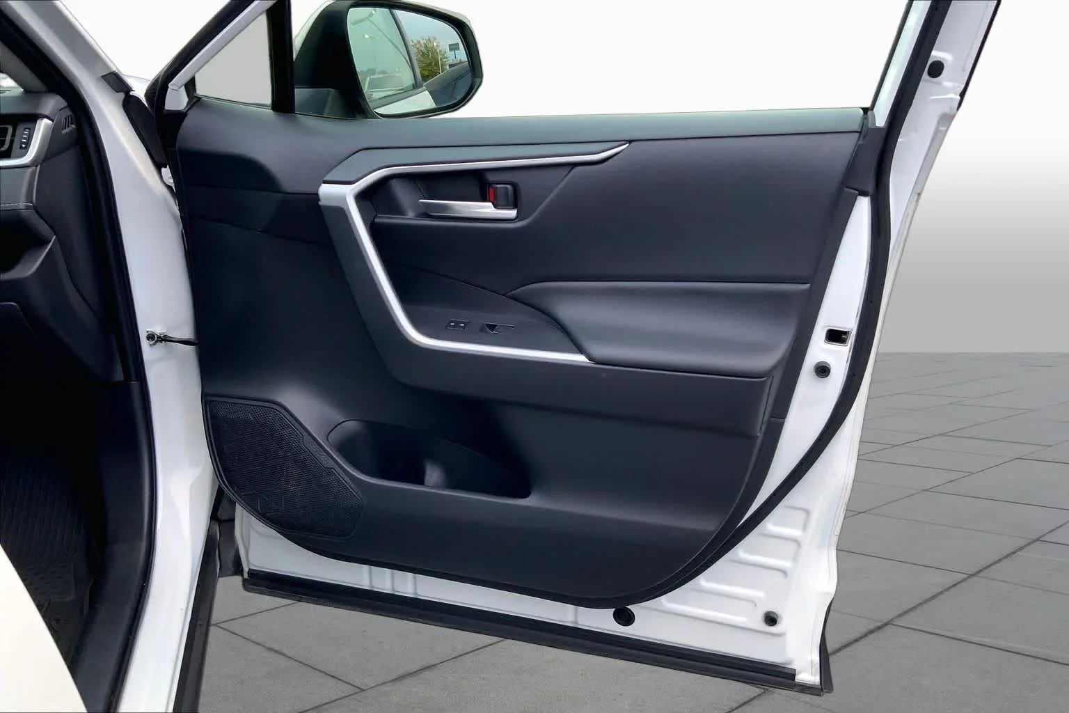 Used 2024 Wind Chill Pearl Toyota XLE Premium image 20