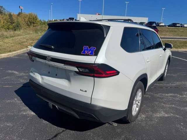 Used 2025 Pearl Toyota XLE image 3