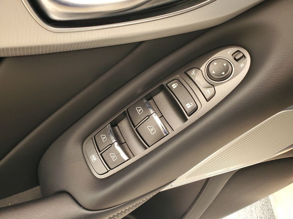 Used 2023 White INFINITI LUXE image 19
