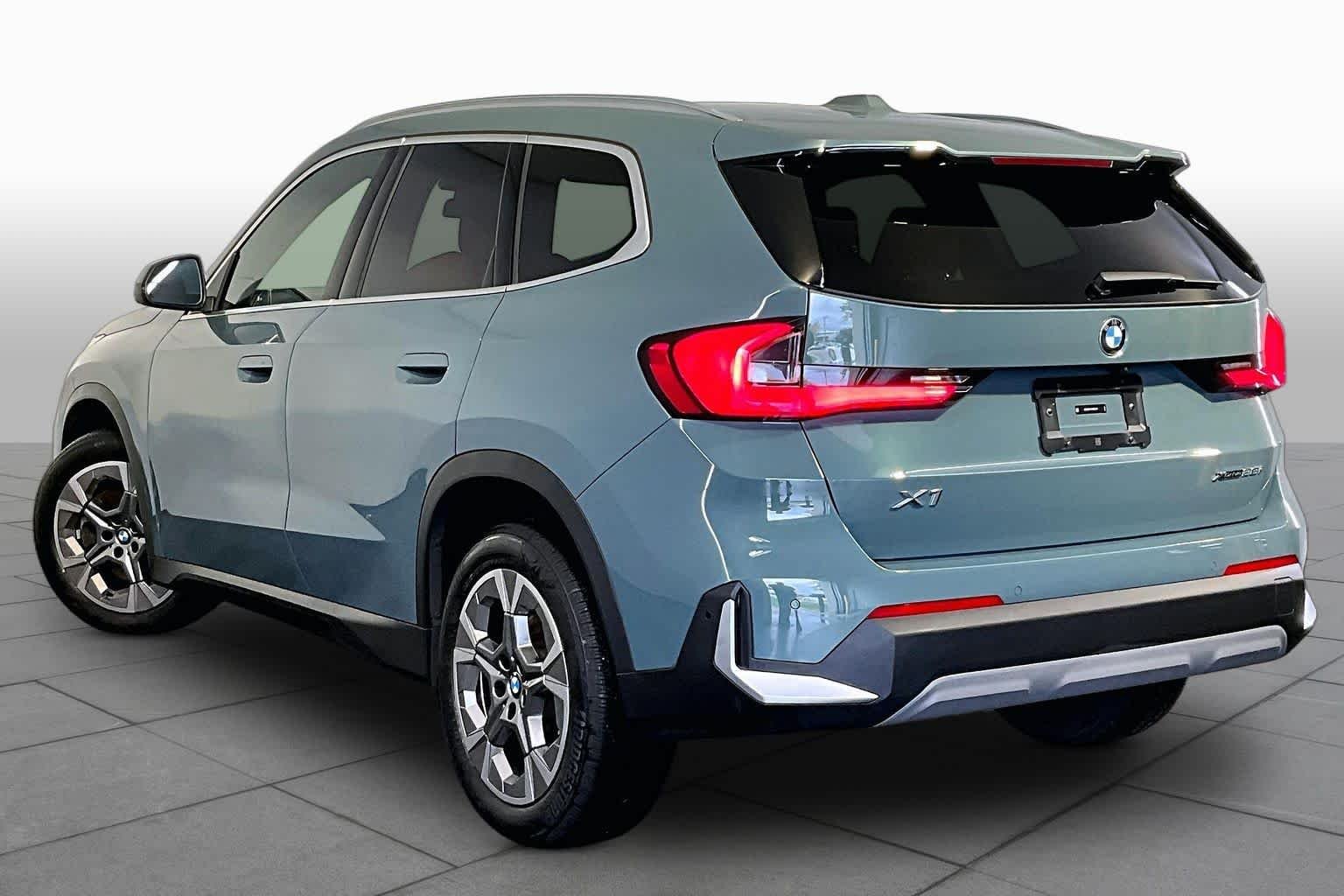 Used 2023 Cape York Green Metallic BMW xDrive28i image 12