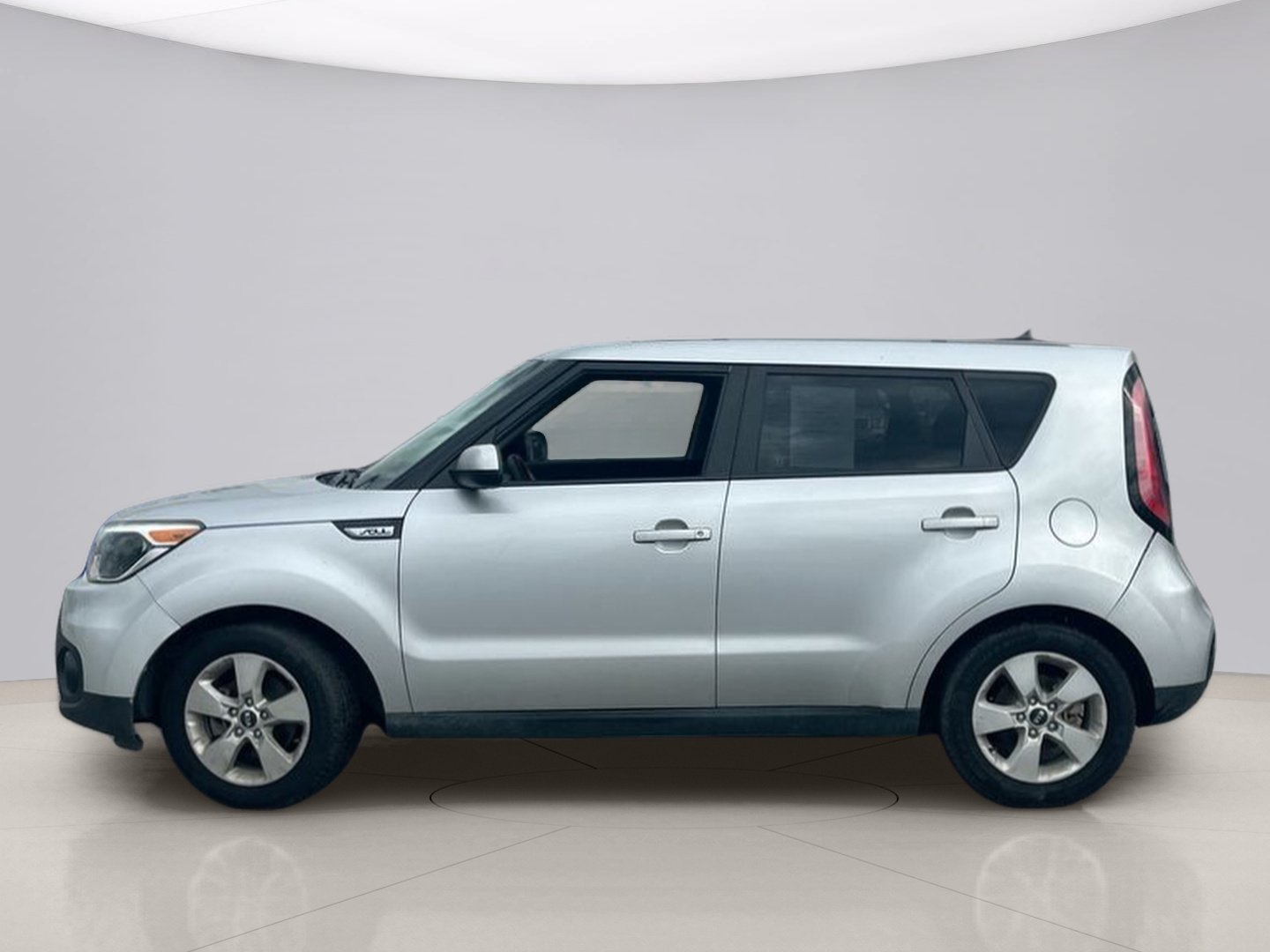Used 2018 Silver Kia  image 2