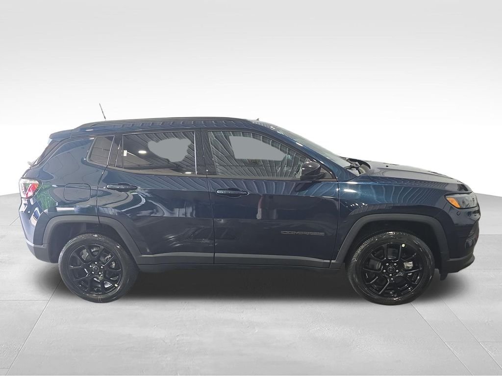 New 2026 Fathom Blue Pearl-Coat Exterior Paint Jeep Latitude image 7