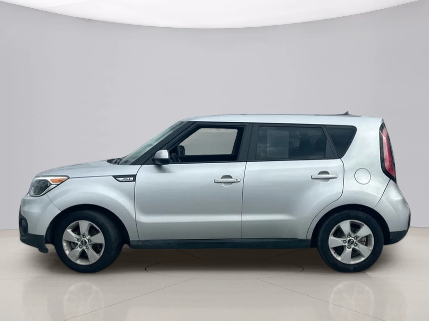 Used 2018 Silver Kia  image 2
