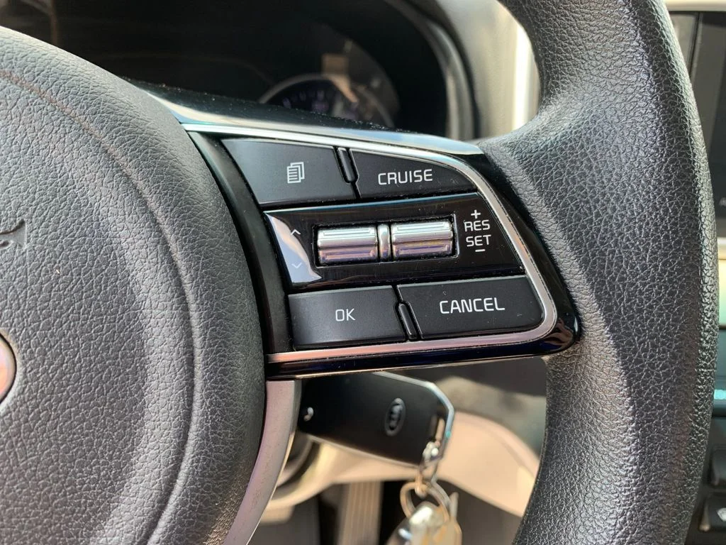 Used 2022 White Kia LX image 27