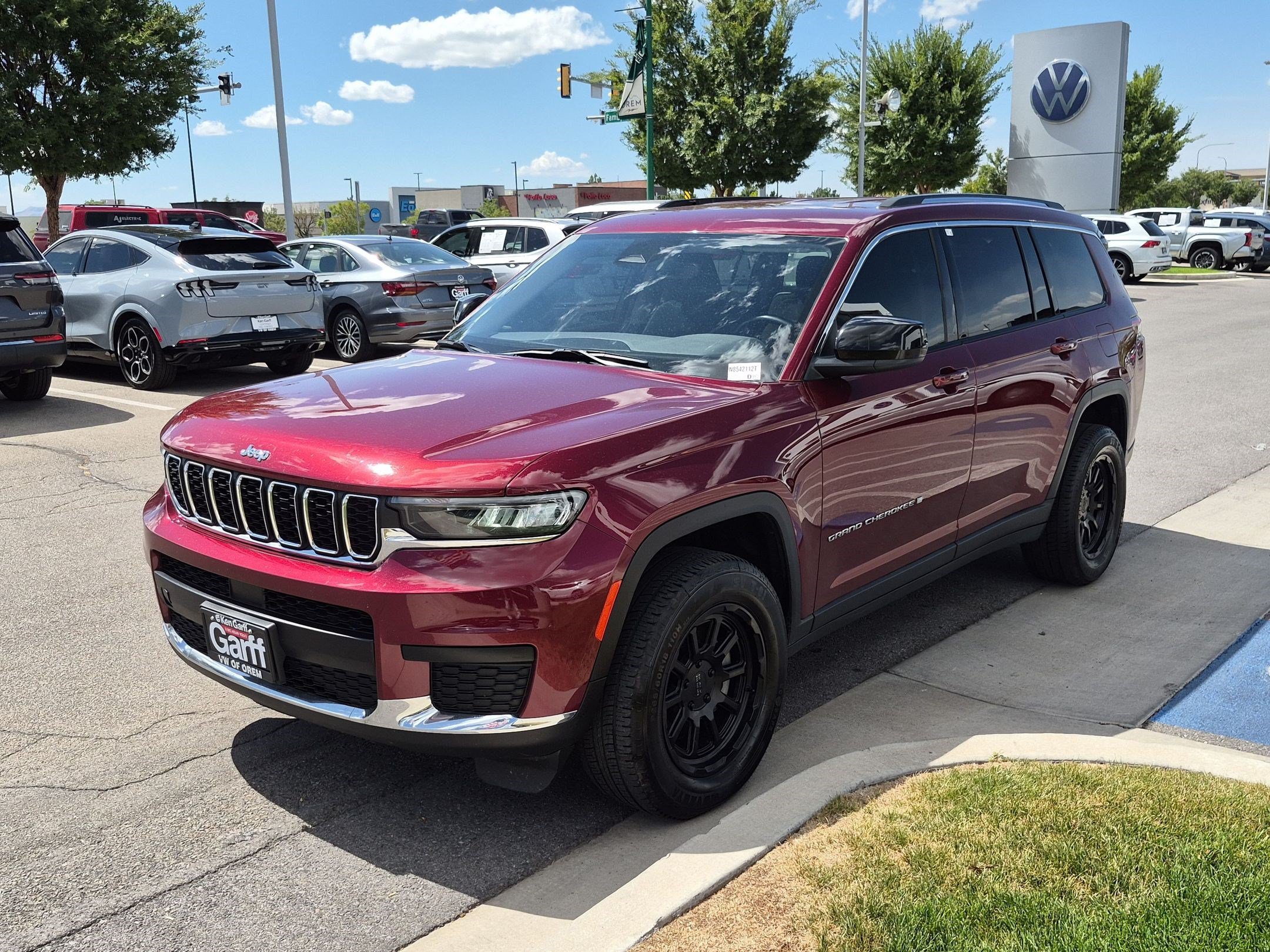 Used 2022 Velvet Red Pearlcoat Jeep Laredo image 7