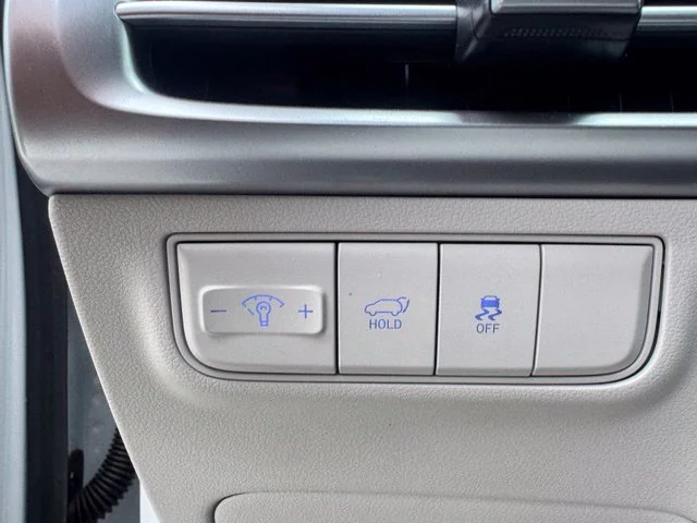 Used 2025 White Hyundai SEL Convenience image 23