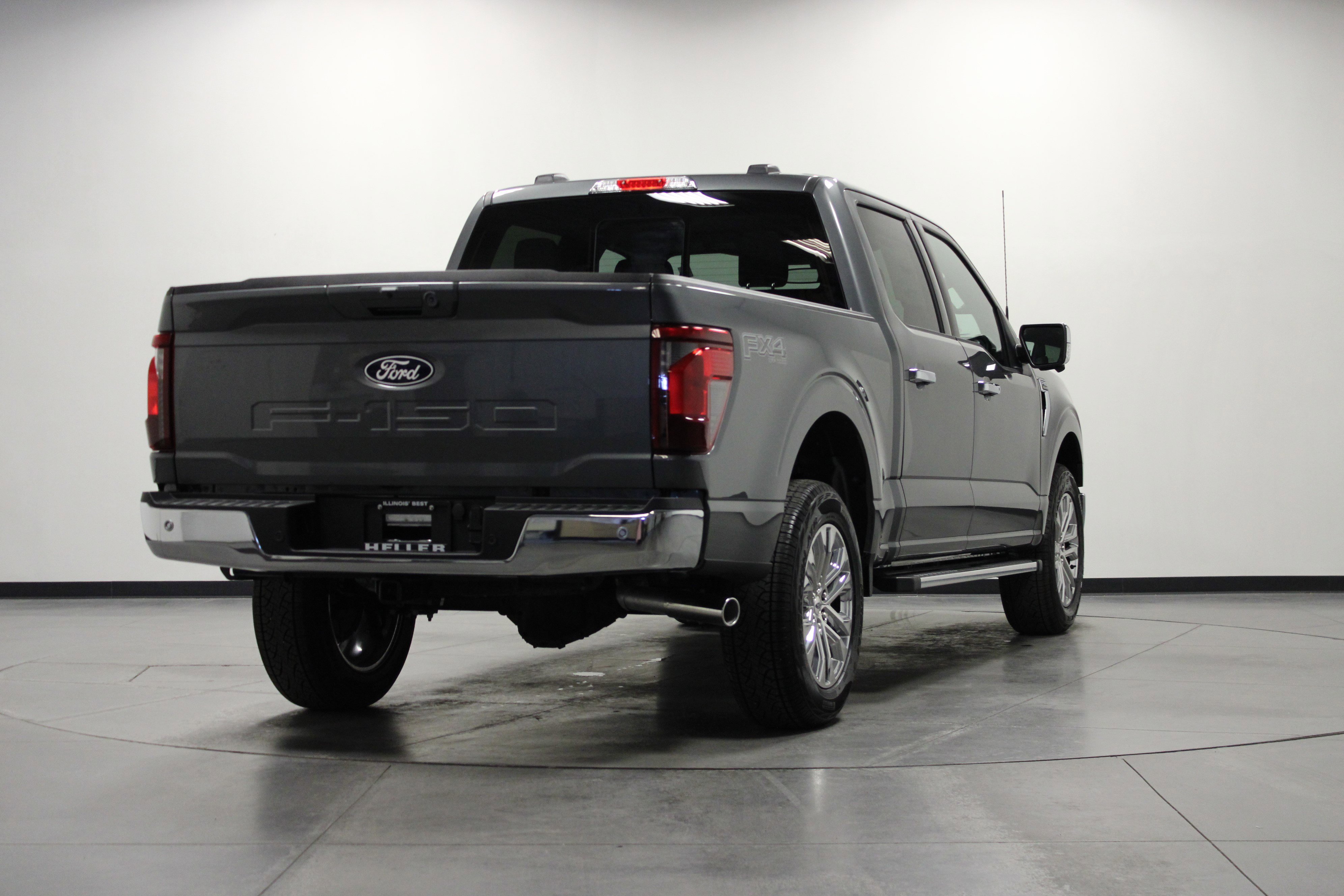 New 2026 Carbonized Gray Metallic Ford XLT image 4
