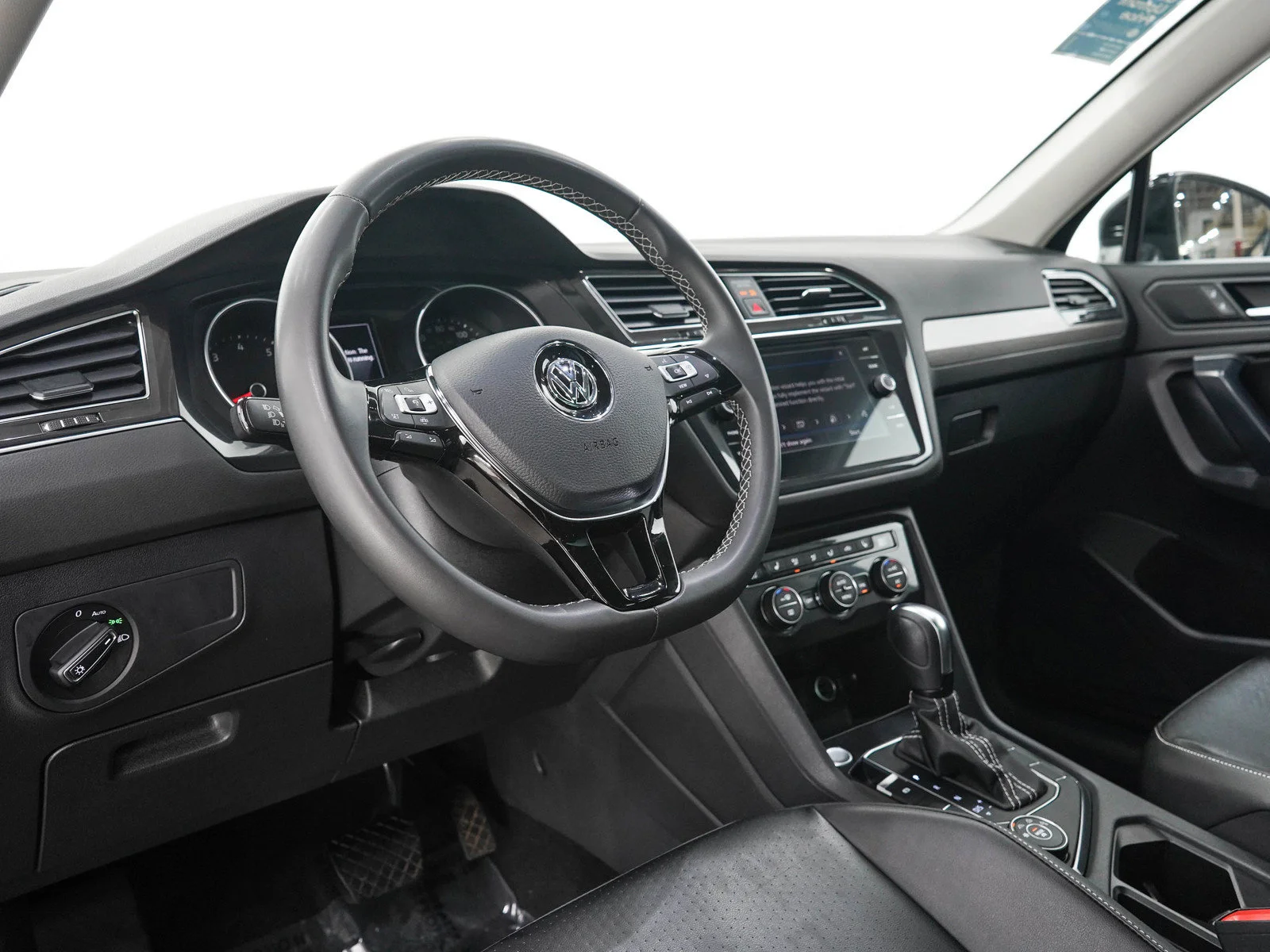 Used 2021  Volkswagen SE image 24