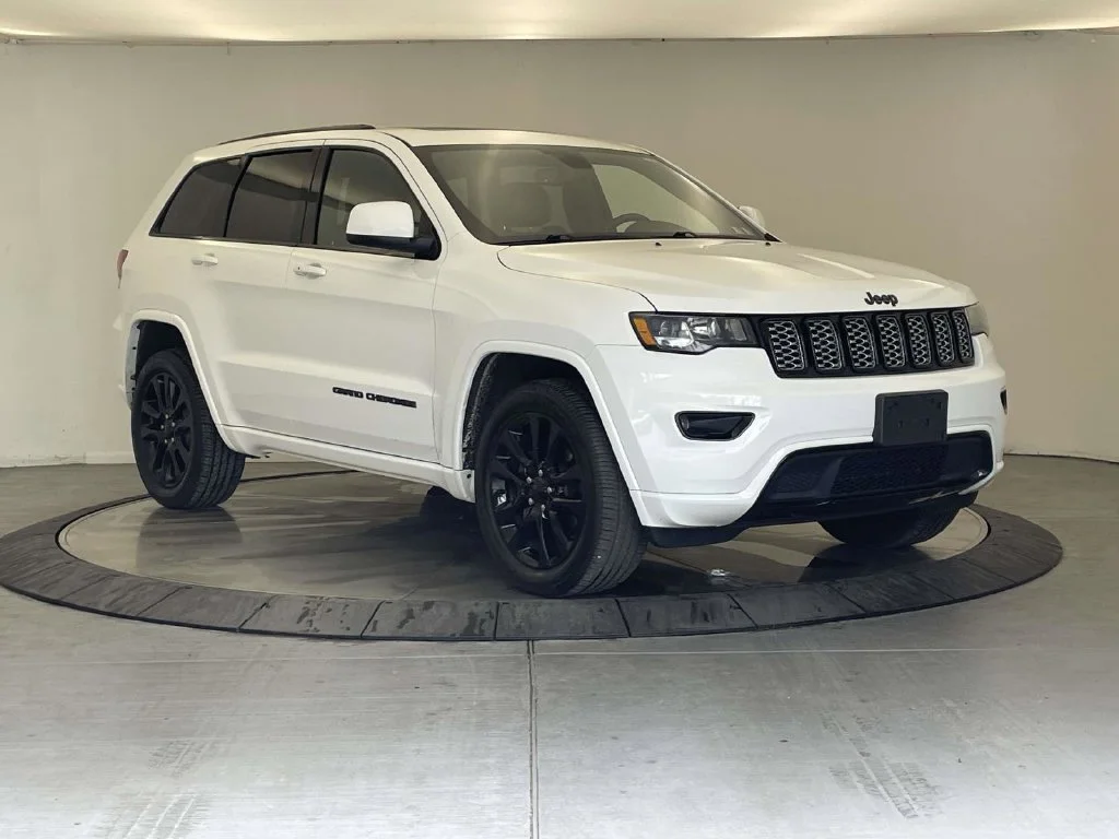 Used 2018 White Jeep Altitude image 7