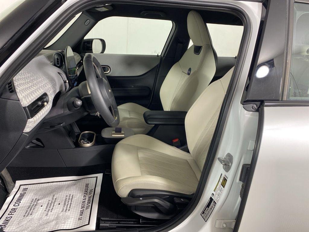 Used 2025 White Metallic MINI Signature Plus image 9