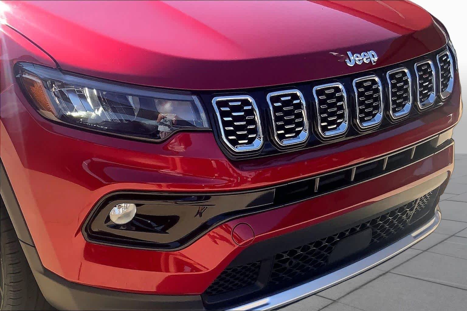 Used 2025 Red Hot Pearlcoat Jeep Limited image 29