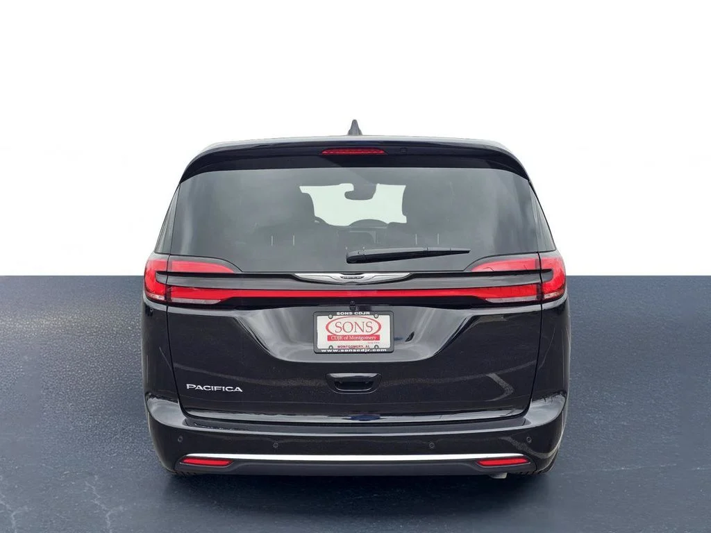 New 2026 Diamond Black Crystal Pearl-Coat Exterior Paint Chrysler Select image 10