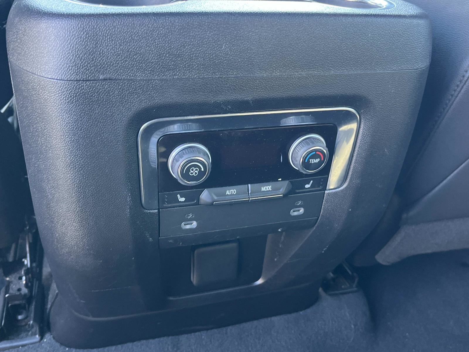 2023 Chevrolet Suburban Premier - Photo 18