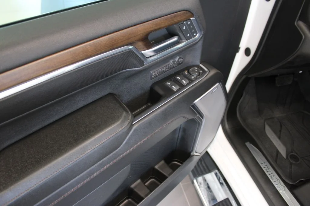 Used 2024 Pearl Chevrolet High Country image 31