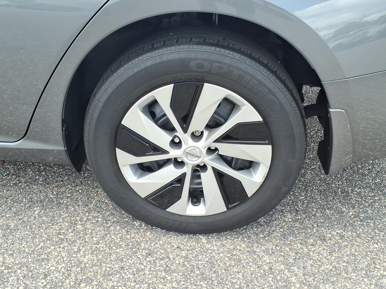 Used 2019 Gun Metallic Nissan 2.5 S image 9
