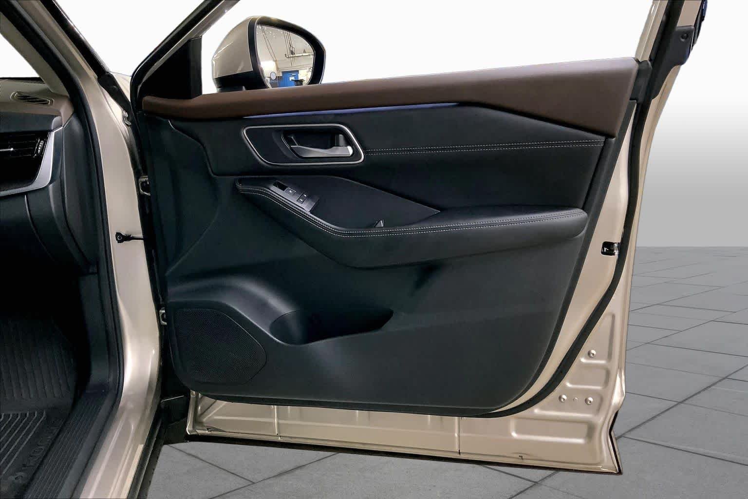 Used 2023 Champagne Silver Metallic Nissan Platinum image 23