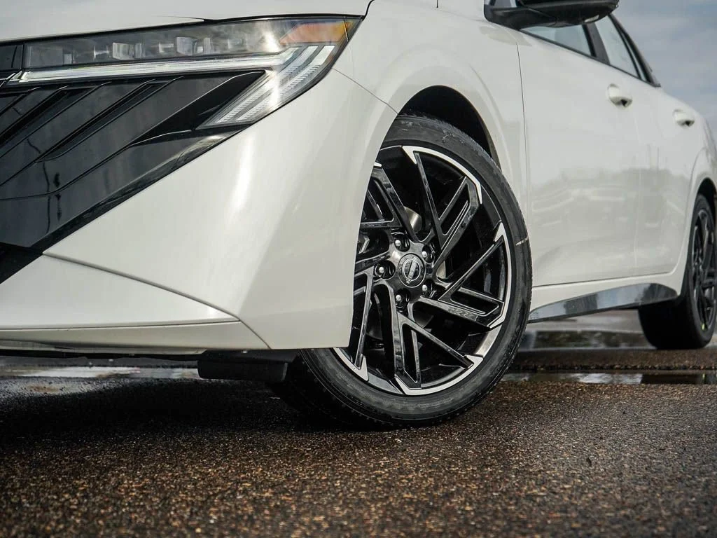 New 2026 Aspen White TriCoat / Super Black Two-tone Nissan SR image 6
