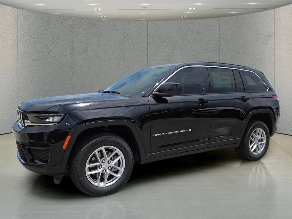 New 2026 Diamond Black Crystal Pearl-Coat Exterior Paint Jeep Laredo image 10