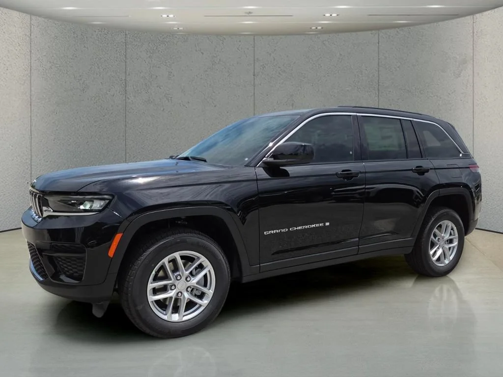New 2026 Diamond Black Crystal Pearl-Coat Exterior Paint Jeep Laredo image 10