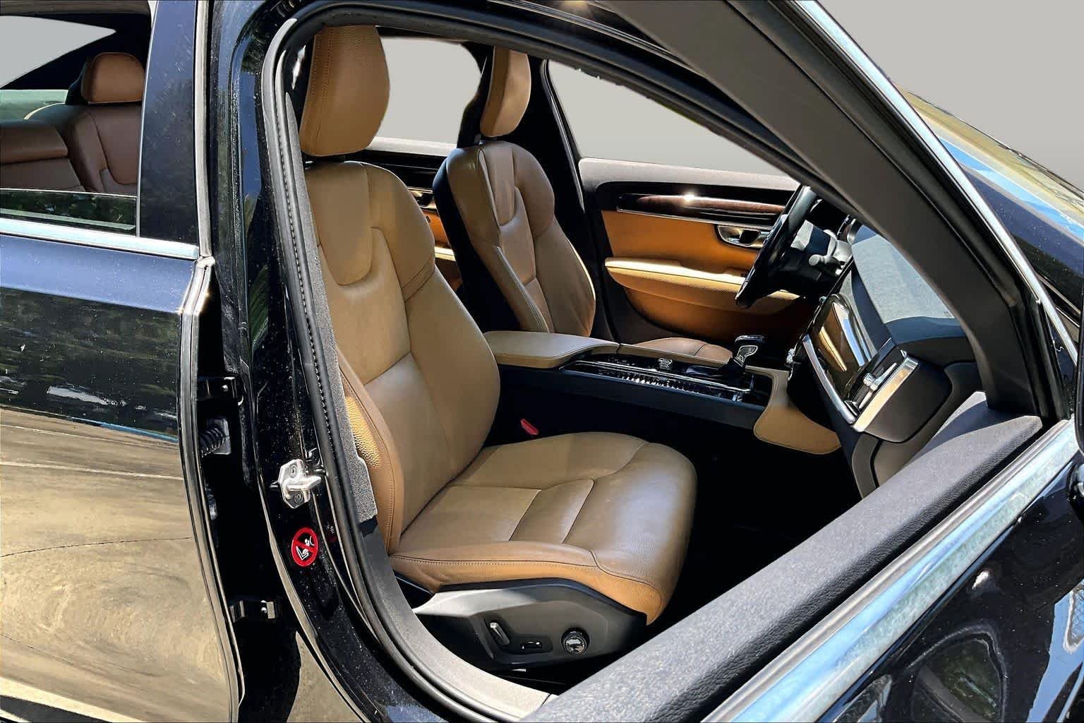 Used 2018 Onyx Black Metallic Volvo Momentum image 8