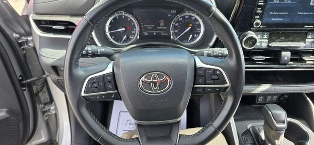 Used 2022 Silver Toyota XLE image 15