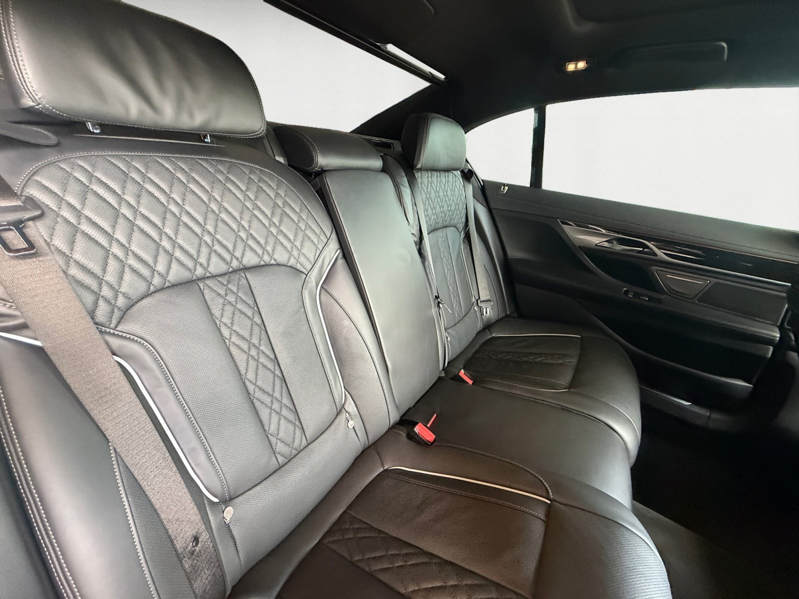 Used 2020 Bemina Grey Amber Effect BMW 750i xDrive image 18