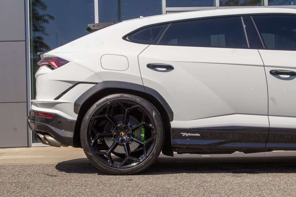 Used 2024 White Lamborghini Performante image 6