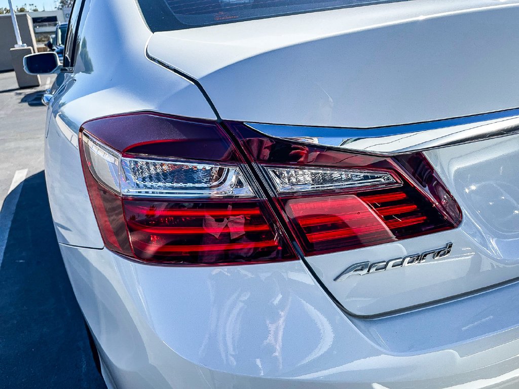 Used 2016 White Honda EX-L image 9