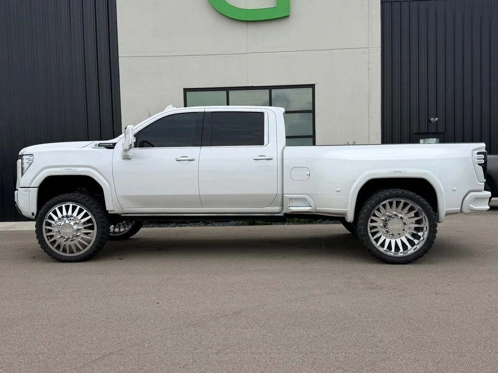 Used 2024 White GMC Denali Ultimate image 2