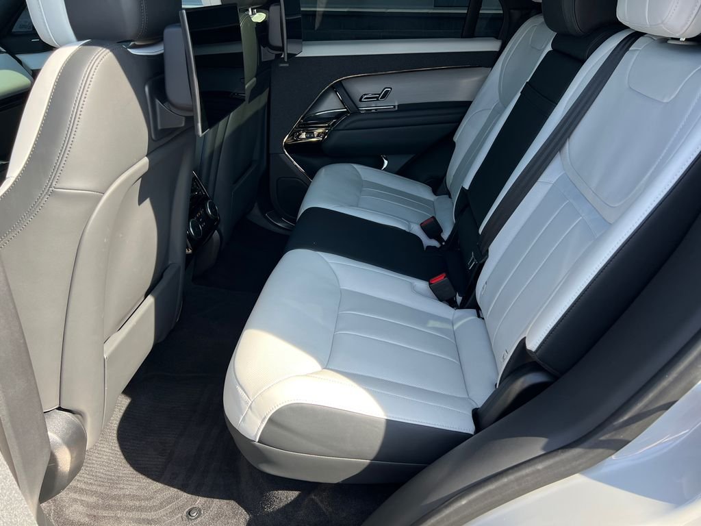 Used 2023  Land Rover SE Dynamic image 22