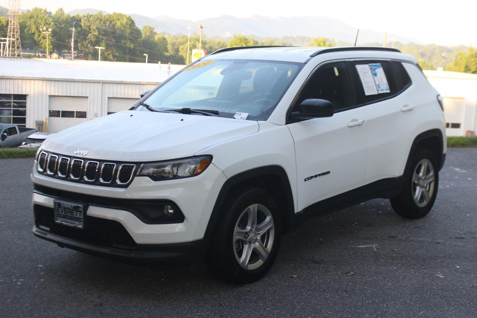 Used 2024 White Jeep Latitude image 3