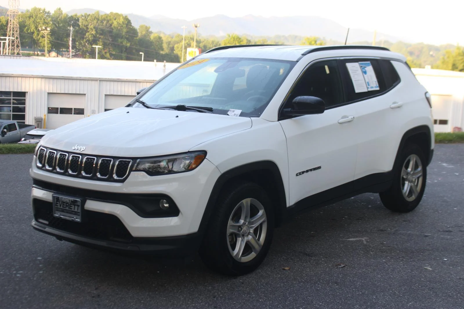 Used 2024 White Jeep Latitude image 3